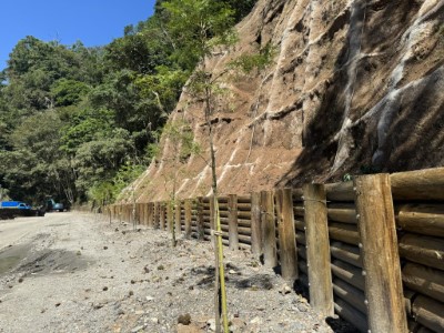 裡冷林道8k型框植生護坡及木排樁護坡