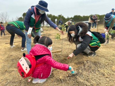 親子攜手參與植樹