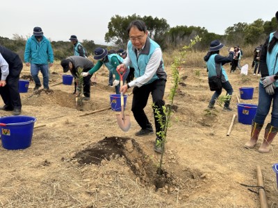 長官親手植樹