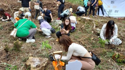 送子鳥診所與愛生育生物科技股份有限公司同仁擕手共同植樹