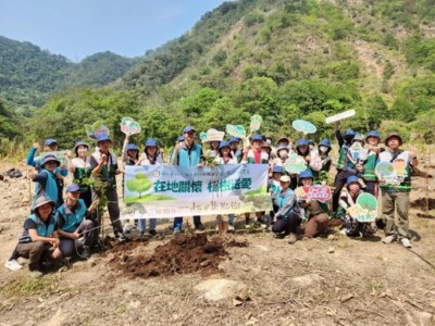 第一商業銀行員工及親子於113年4月13日於八仙山事業區第22林班共同參與植樹活動