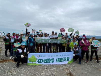 01林業保育署臺中分署與第一銀行共同於大安溪社尾堤防外高灘地植樹