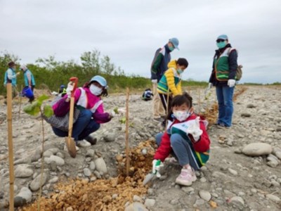02第一商業銀行員工及親子於114年3月29日共同參與植樹活動