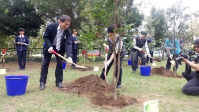 東勢林區管理處處長蕭崇仁及台中世政府秘書長黃景茂共同植樹-1