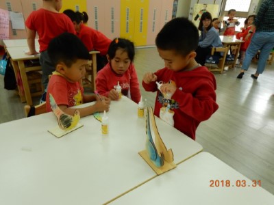 新盛國小幼兒園小朋友彩繪手機座，培養創意力