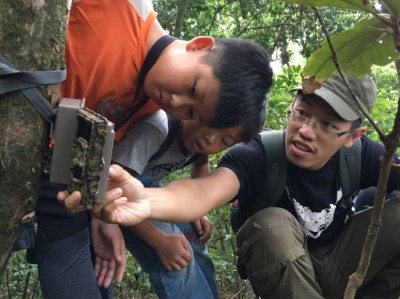 講解如何利用自動照相機追蹤野生動物