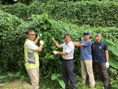 東勢林區管理處蕭崇仁處長(左2).臺中市政府農業局周憲民專門委員(左1).臺中市林業生產合作社理事長王春森及保安警察第七總隊第五大隊東勢分隊分隊長許國浩共同親手拔蔓