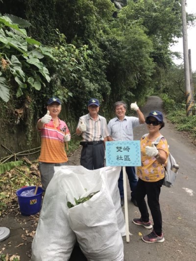 社區居民合力拔除小花蔓澤蘭