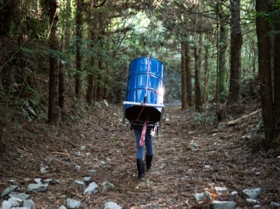 10月30日清晨，東勢林區管理處鞍馬山工作站森林護管員揹運運輸桶前往黑熊陷阱。(照片提供屏東科技大學黃美秀教授)