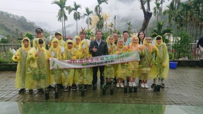 不畏風雨熱情參與植樹活動