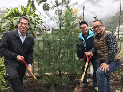 長官及貴賓植樹1