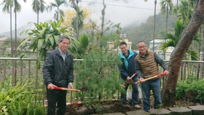 長官及貴賓植樹