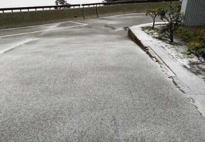 松雪樓外廣場細雪鋪地