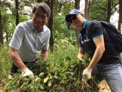 東勢林管處蕭處長崇仁及台中市政府農業局保育科科長齊心拔蔓