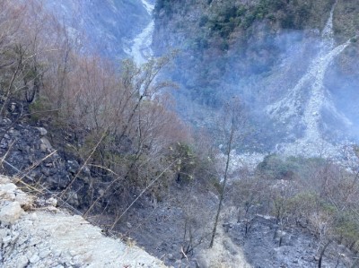 地勢陡峭多濃煙