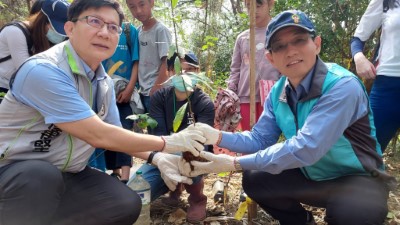 立委及林務局副局長共同植樹