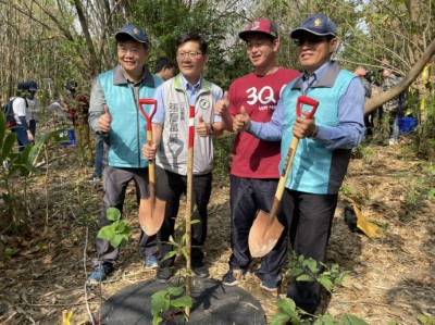 立委及林務局長官親手植樹