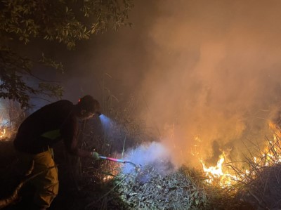 夜間火勢持續延燒