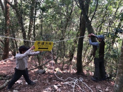 林管處志工於屋我尾山步道設置方向指示牌