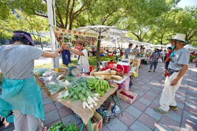 里山生活市集現場販售豐富的農特產品