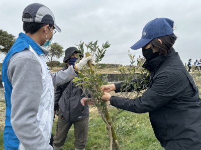 示範麻繩固定方式