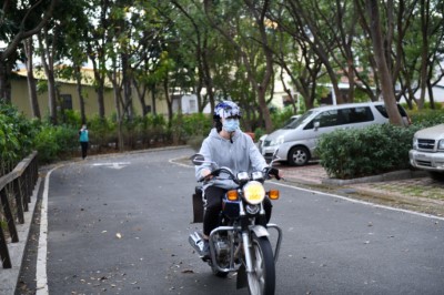 女性應考人騎乘循環檔機車