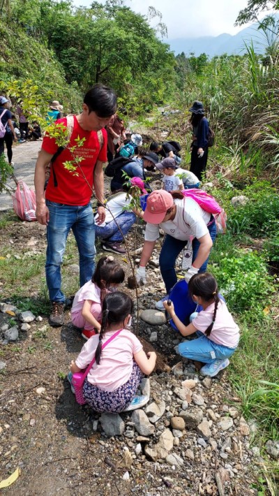 攜家帶眷共同種下原生樹種