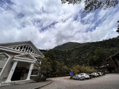 受颱風外圍環流影響，八仙山森林遊樂區目前雲層較厚