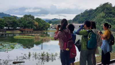 在老師與台灣野鳥協會的志工帶領之下展開賞鳥冒險之旅