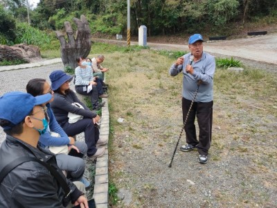 雪山坑部落頭目解說部落歷史