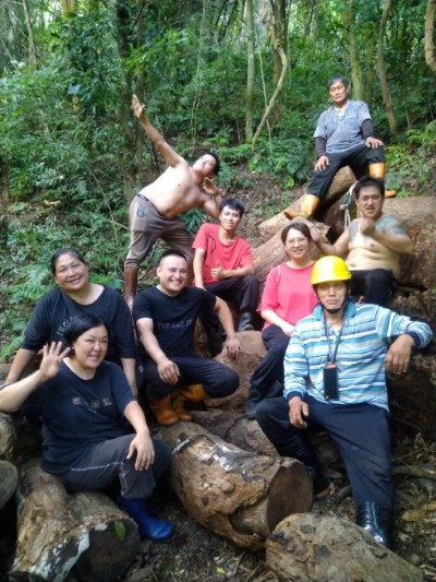 麻必浩族人成功的將木材運下山大合照