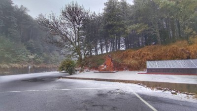 今(23日)晨約5時許，大雪山國家森林遊樂區49K小雪山資訊站溫度0度並開始下雪，部分路面並已結冰