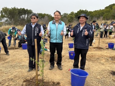 長官植樹合影