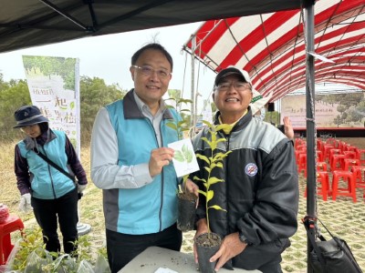 分署長贈苗予民眾