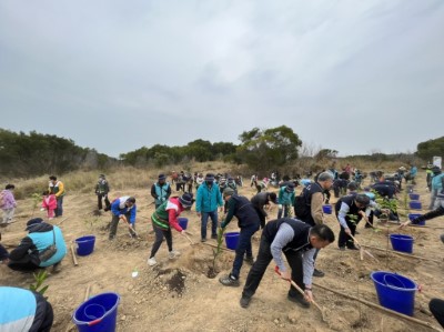 貴賓及民眾一起植樹趣