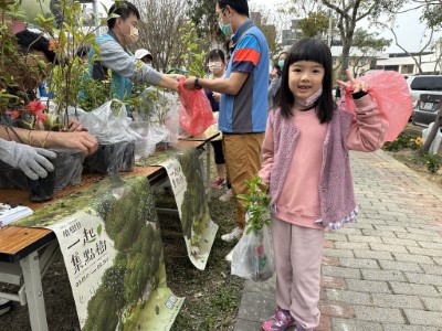 小朋友開心領苗