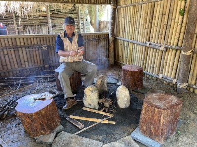 05-篝火屋代表泰雅族「終年不斷火」的傳統，啟動儀式由部落耆老生火