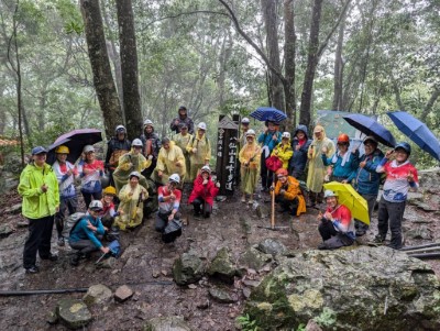 下雨也澆不熄步道志工們的熱情