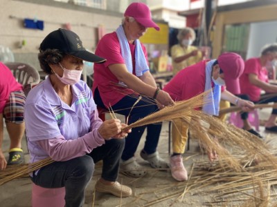 示範如何綁菅芒掃帚