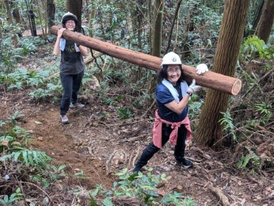 扛起手作步道現地材料巾幗不讓鬚眉