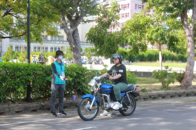 女性應考人騎乘循環檔機車