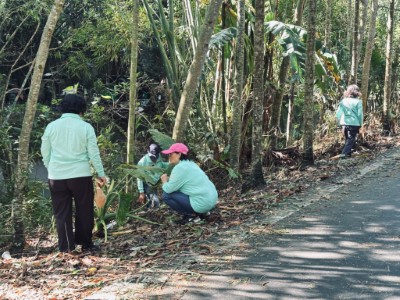 社區巡護過程沿路留意流浪犬貓餵食點位，若有發現立即清除，以減少犬隻聚集攻擊野生動物造成傷亡