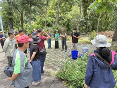 研習現場進行示範如何自製微生物製劑