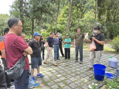 臺中農改場藍玄錦助理研究員講解微生物資材的配方