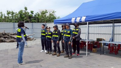 漂流木處理小組整備執行漂流木清理作業