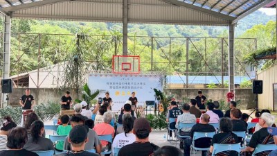 松鶴部落運用原住民傳統智慧製作樂器，以「泰好玩戰魂」震撼人心的曲目表演，表現泰雅族的精神