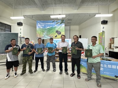 臺中分署致贈禮品感謝人人守護山林協會協助改良式獵具測試及推廣夥伴