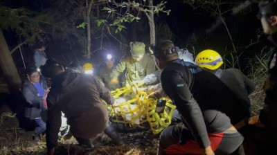 現場地形崎嶇陡峭，夜間救援不易