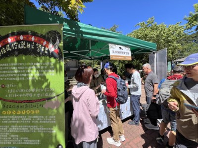 黑熊保育QA主題涵蓋黑熊生態習性、人熊衝突處理原則、改良式獵具推廣等，吸引大批登山健行民眾駐足參與