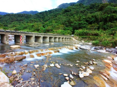 連續砌石固床工穩定溪床